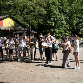 V pondělí 25. 5. 2026 se ZUŠ Bohuslava Martinů Havířov zapojila k celostátnímu festivalu ZUŠ Open. Součástí akce byl již tradiční průvod centrem města. Průvod vedl z náměstí Republiky směrem k Malé Jamajce u Letního kina, kde následoval program plný hudby