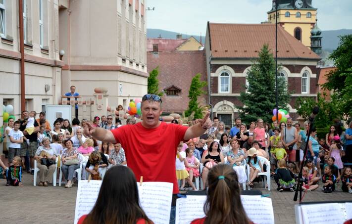 Prezentace ke Dni dětí, jako součást projektu ZUŠ Open - mix tanečního oboru, výtvarné workshopy, představení literárně - dramatického oboru a především sólisté a jazzový orchestr Red Dwarf Band, tedy hudební obor.