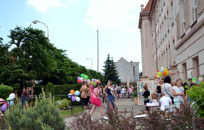Výtvarné workshopy probíhaly v zahradě školy celé odpoledne a zájemci si mohli vyrobit obličejové masky, nechat si obličej namalovat, malovat na fólie a vyzkoušet mnoho dalších výtvarných aktivit.