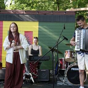 V pondělí 25. 5. 2026 se ZUŠ Bohuslava Martinů Havířov zapojila k celostátnímu festivalu ZUŠ Open. Součástí akce byl již tradiční průvod centrem města. Průvod vedl z náměstí Republiky směrem k Malé Jamajce u Letního kina, kde následoval program plný hudby