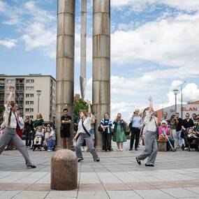 Ve středu 20. 5. 2026 ožilo náměstí Republiky hudbou, tancem i barvami díky celostátnímu festivalu ZUŠ Open, do kterého se s radostí zapojila i naše škola.
Návštěvníci si mohli vychutnat vystoupení žáků hudebního a tanečního oboru a obdivovat tvorbu výtv