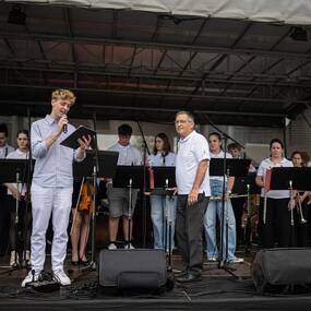 Ve středu 20. 5. 2026 ožilo náměstí Republiky hudbou, tancem i barvami díky celostátnímu festivalu ZUŠ Open, do kterého se s radostí zapojila i naše škola.
Návštěvníci si mohli vychutnat vystoupení žáků hudebního a tanečního oboru a obdivovat tvorbu výtv