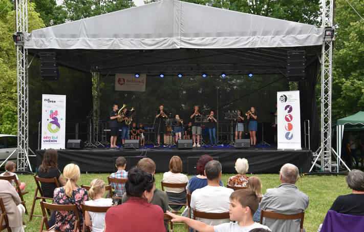 Open-air koncert Stavíme školu