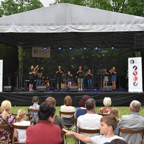 Open-air koncert Stavíme školu