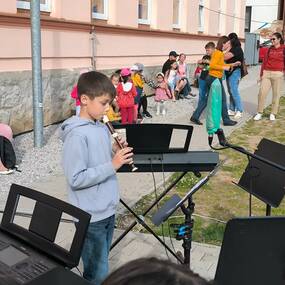 Učitelé v rolích pohádkových bytostí. Workshopy a pak pohádkový koncert. Velký úspěch.
