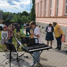 Učitelé v rolích pohádkových bytostí. Workshopy a pak pohádkový koncert. Velký úspěch.